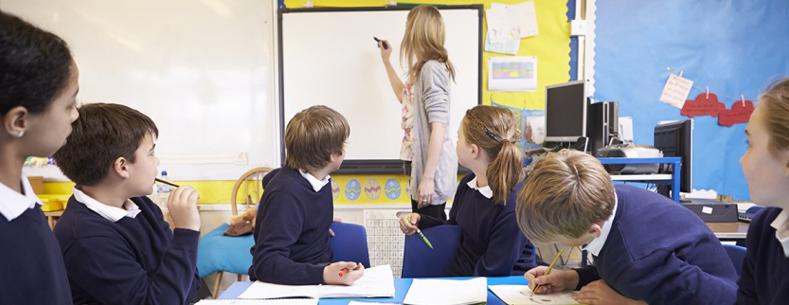 athro yn dysgu mewn dosbarth